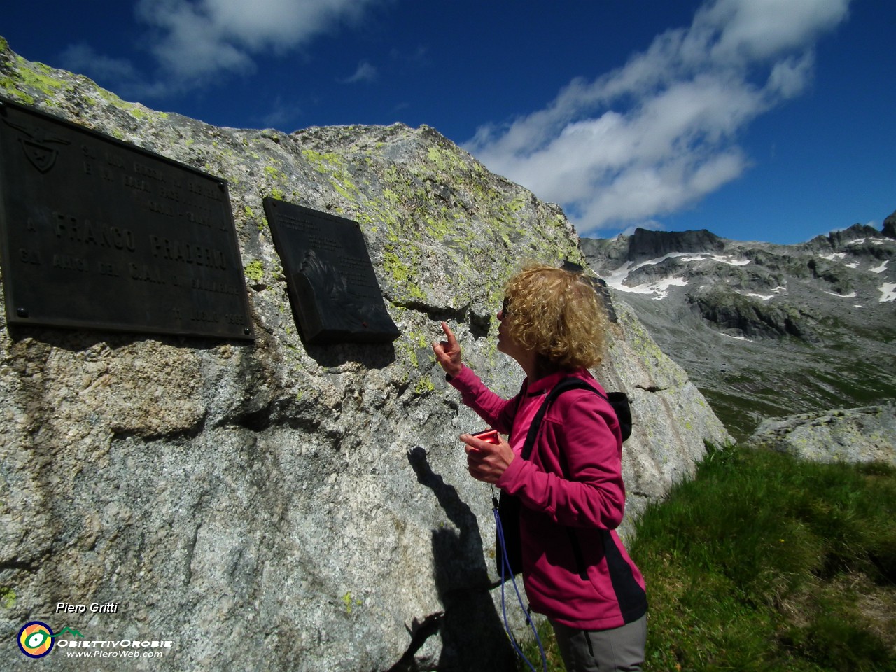 70 Targhe commemorative di alpinisti caduti sulle cime vicine.JPG